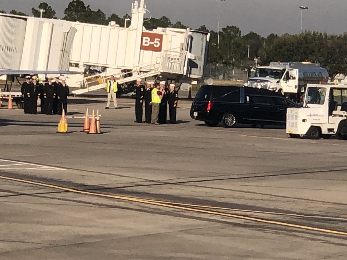 murrelltj's tweet photo. Thank you to #Delta, @iFlyTallahassee, #AmericanAirlines, #Military for honoring a WW2 military veteran returning home for the last time today.  Was an honor to see the respect for our veterans!!  Our AA plane waited for the Delta flight carrying the remains before taxiing. https://t.co/e1tH9dsrvs