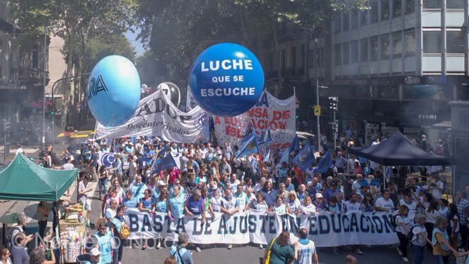 IntersindicalD's tweet photo. Masiva movilizacion de los gremios docentes defendiendo la dignidad, el empleo y reclamando que este gobierno ilegítimo cumpla la ley
#LucheYQueSeEscuche #LesTrabajadoresSomosLaPatria
#IntersindicalDDHH https://t.co/lOroCiX67D