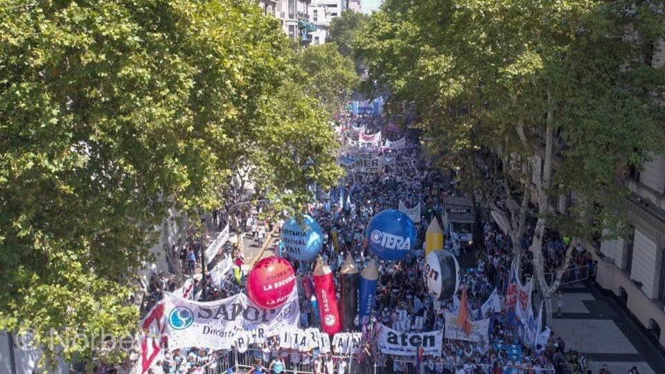 IntersindicalD's tweet photo. Masiva movilizacion de los gremios docentes defendiendo la dignidad, el empleo y reclamando que este gobierno ilegítimo cumpla la ley
#LucheYQueSeEscuche #LesTrabajadoresSomosLaPatria
#IntersindicalDDHH https://t.co/lOroCiX67D