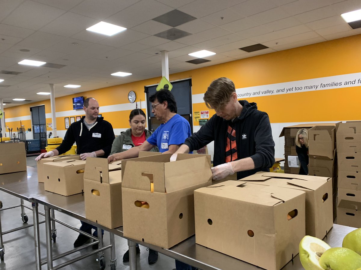 BMCSoftware's tweet photo. BMC Software employees in Santa Clara volunteer at @2ndharvest to sort and package 11,000 pounds of grapefruits for soup kitchens across Silicon Valley #GiveWhatMatters https://t.co/0nEebxc8aw