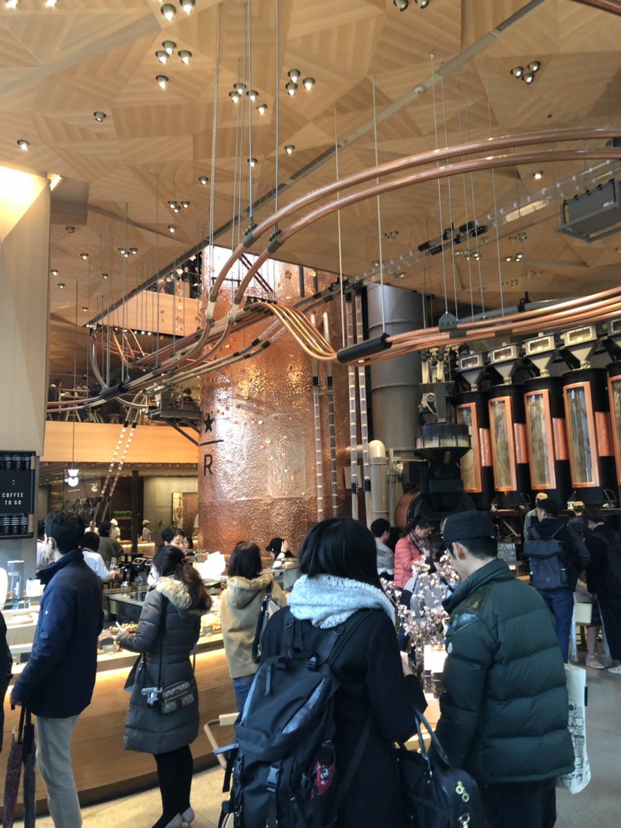 RenderBox_ink's tweet photo. 世界に”５つ目”のスタバが中目黒に誕生。オープン初日早速いってみたが予想通りの混雑ぶり。。整理券の配布で入場てきたのは約2時間後！外装は隈研吾さんが手がけて店内は同社のチーフデザインオフィサーLiz Mullerが手がけている。空間のデザインもコヒーの味もさすがです。時間があれば中目黒へ是非 https://t.co/jMbkjD46tz