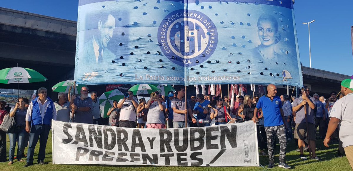 IntersindicalD's tweet photo. Hoy acompañamos a la comunidad de Moreno en su reclamo de justicia por Sandra y Ruben y por condiciones dignas de trabajo
Emociona ver el compromiso y el amor del pueblo morenense
#SandraYRubenPresentes #IntersindicalDDHH #LesTrabajadoresSomosLaPatria https://t.co/B9yTV9Btg2