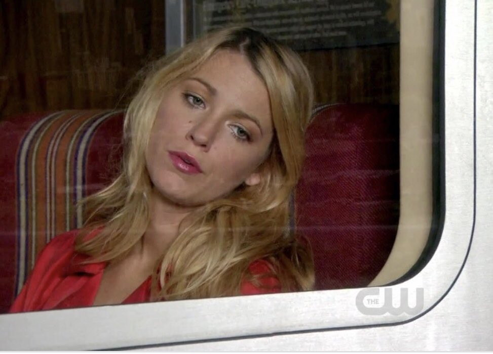 zoeraec's tweet photo. Can someone please buy Blake Lively a neck pillow https://t.co/vflQFsAJ0t