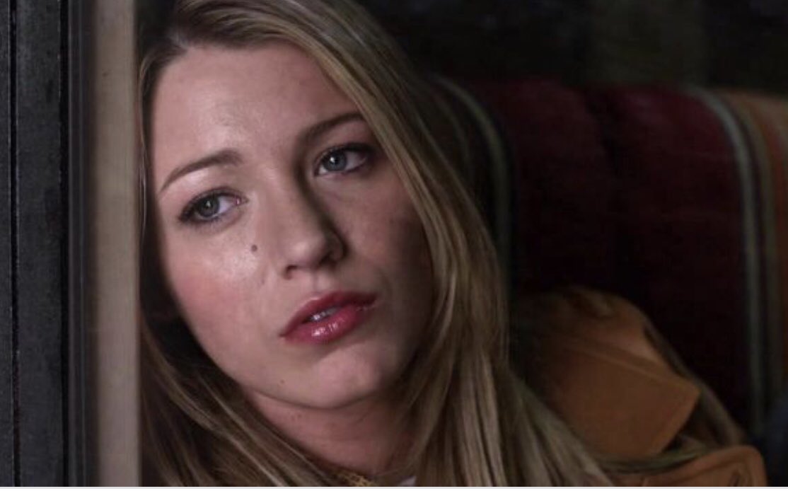zoeraec's tweet photo. Can someone please buy Blake Lively a neck pillow https://t.co/vflQFsAJ0t
