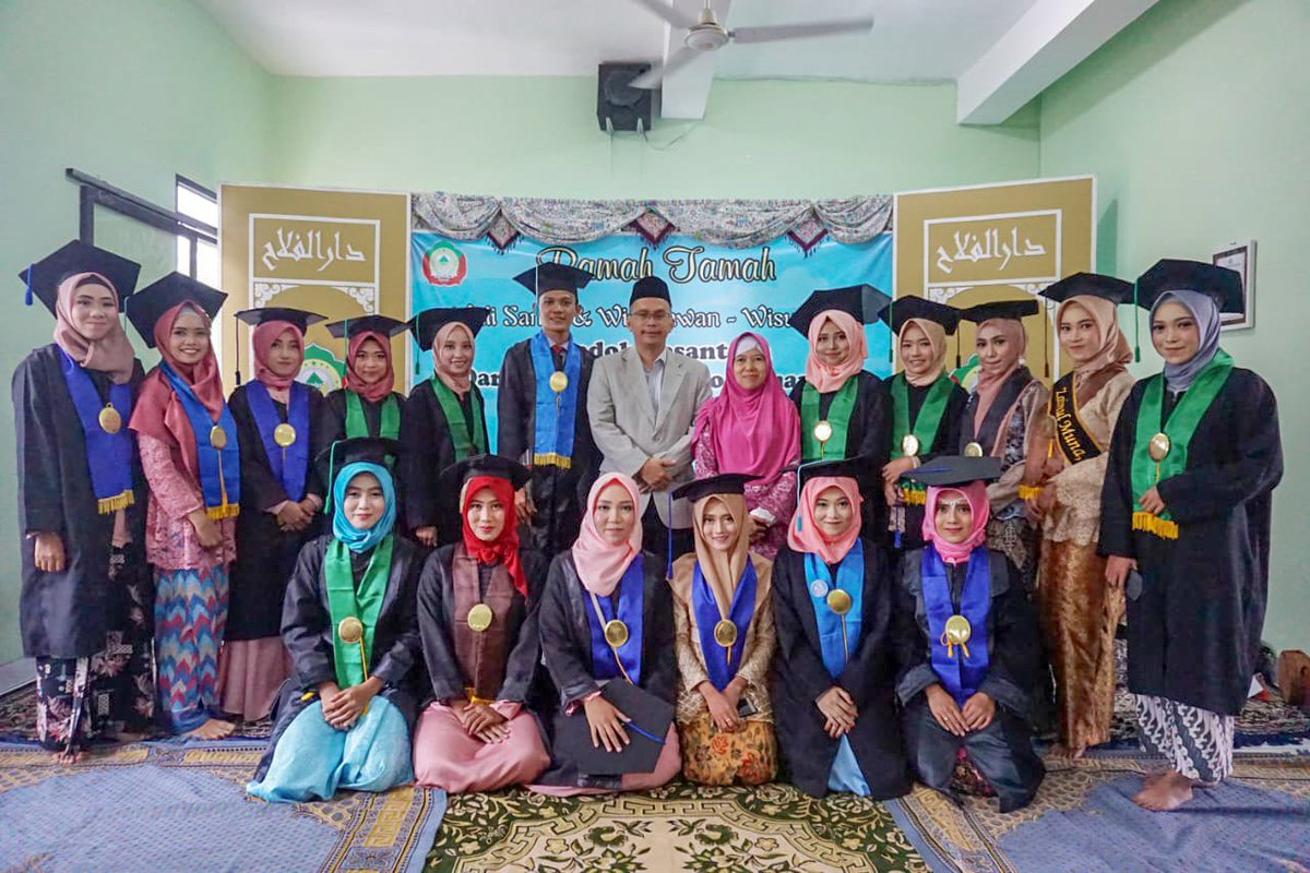PonpesBesongo's tweet photo. Acara ramah tamah wali santri wisudawan santri Pondok Pesantren Darul Falah Besongo.
Selamat dan sukses kepada wisudawan santri Darul Falah Besongo.
.
Semoga kemanfaatan dan keberkahan ilmu selalu mengalir. Aamiin...
#Wisuda2019
#SantriBesongo
#PesantrenBesongo https://t.co/4RM4sFfLvK