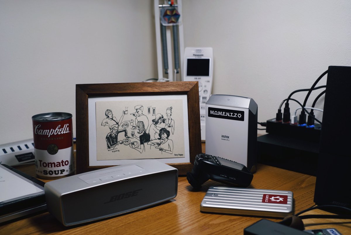 JUN_MTD's tweet photo. My deskにはmizuironookaのイラストを飾ってます。朝日町にあるカフェ「Very Vegey」さんのポストカード。

#SVSMVI #ハンドボール #mizuironooka  #MOMENTZ https://t.co/kuyGsXd3Ze