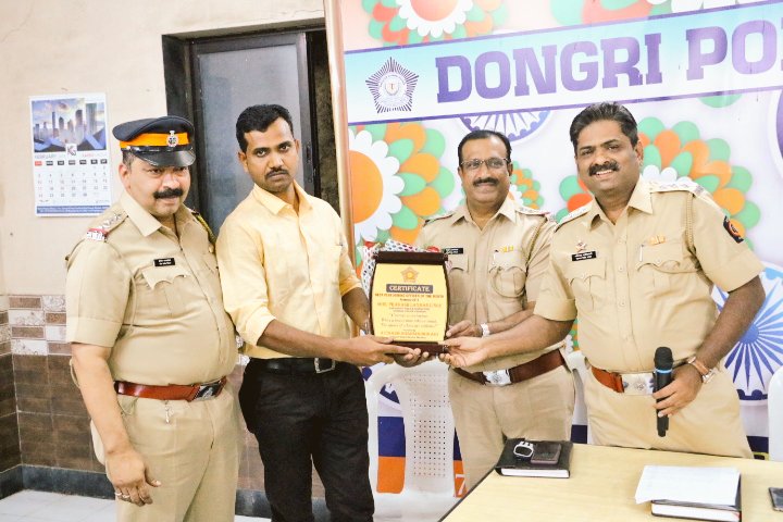 ANILGALGALIRTI's tweet image. Award for Best Performing Officer and Best Performing Ammaldar for month of Feb 2019 under #DongriPoliceStation and initiated by ACP #AvinashDharmadhikari @PIAvinashD @CMOMaharashtra @CPMumbaiPolice @DGPMaharashtra @MumbaiPolice @jitendradixit @sunilcredible @TulsidasBhoite