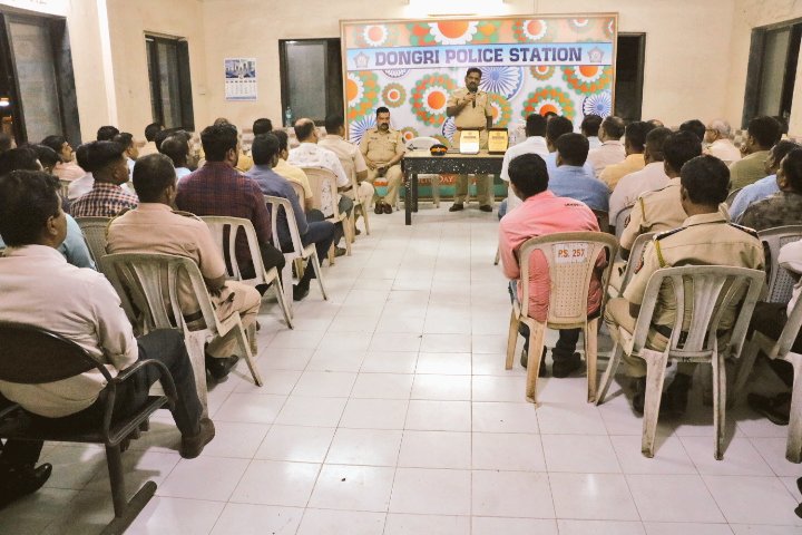 ANILGALGALIRTI's tweet image. Award for Best Performing Officer and Best Performing Ammaldar for month of Feb 2019 under #DongriPoliceStation and initiated by ACP #AvinashDharmadhikari @PIAvinashD @CMOMaharashtra @CPMumbaiPolice @DGPMaharashtra @MumbaiPolice @jitendradixit @sunilcredible @TulsidasBhoite