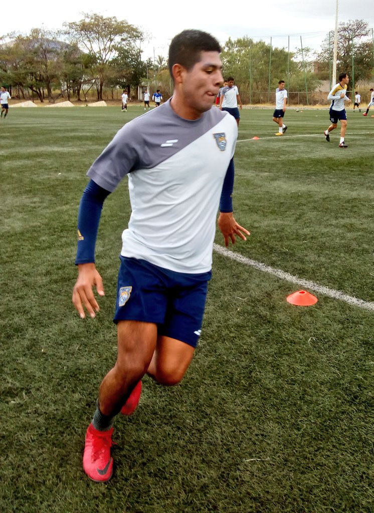 OCELOTES_UNACH's tweet photo. #MisOcelotes no bajan los brazos y ya se preparan para la "caza" del súper líder, Mineros ⚽👊🐆 https://t.co/YkRQM9kjHp
