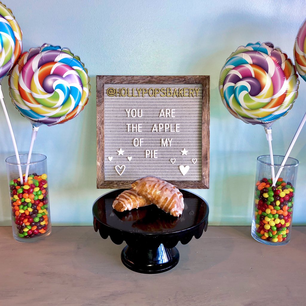 HollypopsBakery's tweet image. 🍏🍎You are the APPLE of my PIE 🍏🍎
Pop into H🍭LLYPOPS for fresh, warm Fried Apple Pies!! #newYEARnewNAME #sameowner #formerlyRosies #mytupelo #downtowntupelo #fairpark #friedapplepies #HPSweetTweets