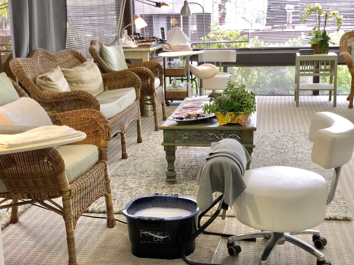 It may be cold and rainy outside but it’s warm and cozy at Polished.  Give us a call to book your mani/pedi today! 
(310) 457-8770 💅💖 
#manipeditime #pamperingtime #PolishedInMalibu #Malibunailsalon