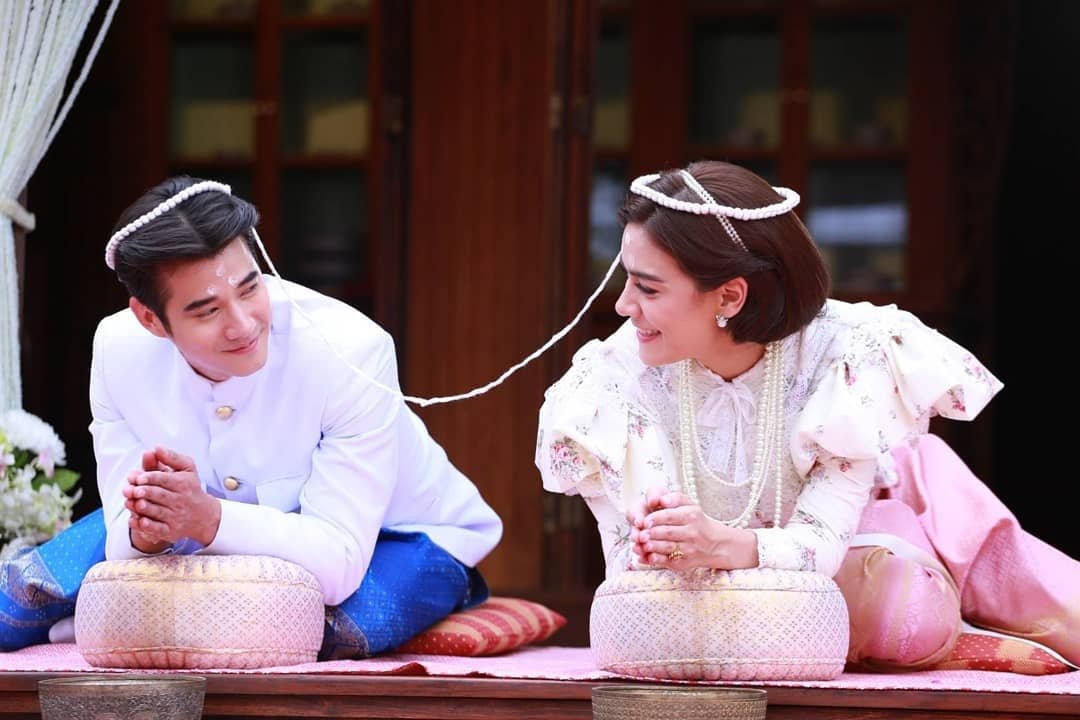aomaem04's tweet photo. ที่ท่าโฉลงเขามีงานแต่งทุกคนพร้อมจะไปกันหรือยังไปส่งพ่อทองเอกกับแม่ชบาเข้าหอจ้า #โอ้คิม #ทองเอกหมอยาท่าโฉลงep11 https://t.co/vdZ5wmEeFJ