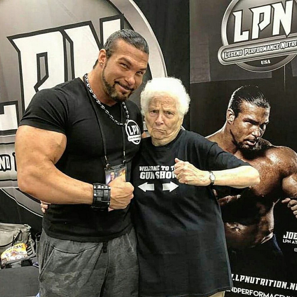 JT_Joethomas's tweet photo. Well, Grandma and @smoothsmith8 came by my booth at the @arnoldsports Festival to make fun of me again this year... 🤣

See ya next year Grandma !! ...Thanks for the pic Ross !

#legendperformancenutrition
#ArnoldClassic2019 https://t.co/4ZDXVmy0ez