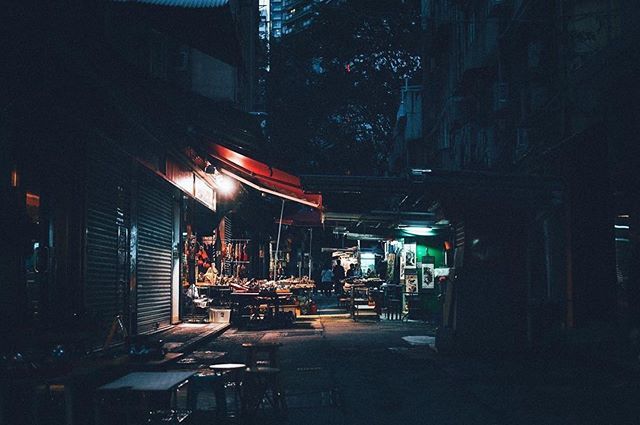 Repost @glaycheong_visual_diary
・・・
.
Red and green in silence
.
.
#reframinghk #ig_photooftheday #streetphotography #hongkong #fineartphotography #killyourcity #discoverhongkong  #nikonhongkong #portraitphotography #cityscape  #hongkongstreet #redve… ift.tt/2C6nKws