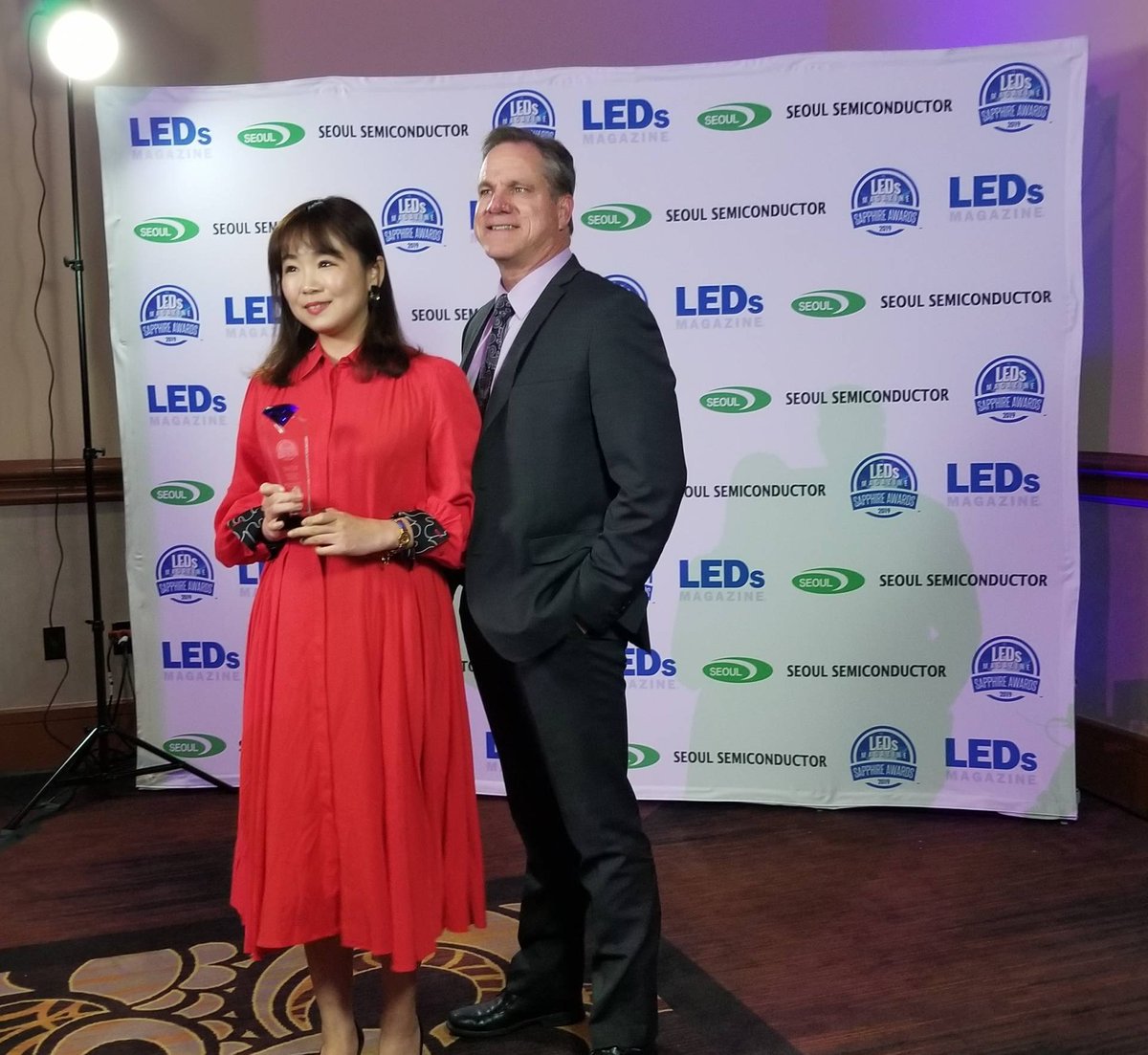 UPRtek's tweet image. 群燿科技MK350S Premium手持式光譜儀獲得「固態照明光源之工具與檢測」類別的LED雜誌藍寶石獎。
藍寶石獎旨在嘉獎推動技術發展及帶來照明市場變革的LED和固態照明(SSL)創新。評審是由固態照明業界應用的角度，選出當年最具貢獻的技術，UPRtek非常榮幸獲大會專家評審們的肯定。uprtek.com/zh-TW/news/UPR…