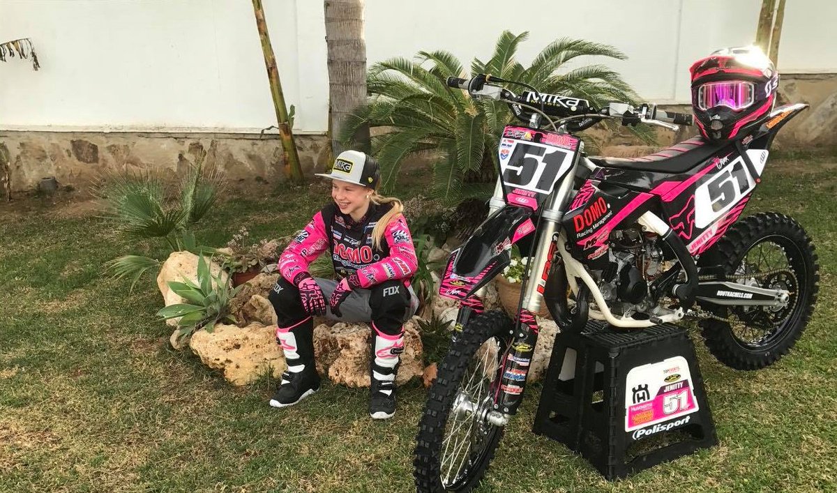 corsaeventgroup's tweet image. Lately, we have informed you about the extension of our deal with Jenitty #51 and the extension of her deal with Mika Metals as part of the #MikaMOB of #MikaMetals. Now, we can also present her new look for the 2019 season. #CorsaEvents #MX #MXGirl #Motocross #PR #Marketing