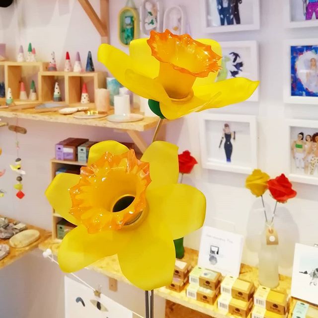 These beauties are made from plastic bottles! A great way to add forever flowers to your home 💛
.
.
.
#daffodils #recycledart #recycledplastic #ecoart #flowersmakepeoplehappy #flowers #springflowers #spring #handmadenottingham #itsinnottingham #suppo… ift.tt/2tR86R1