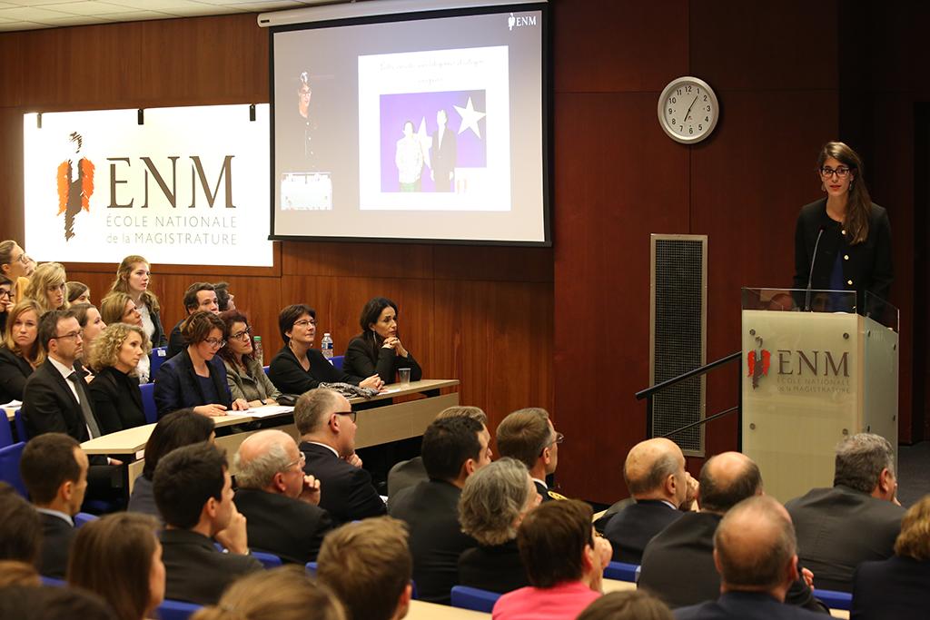 ENM_France's tweet photo. Plus qu'une semaine pour vous inscrire aux #ConcoursENM (https://t.co/8Ps8VDePZt). L’occasion de redécouvrir les témoignages, publiés l’an dernier, de 2 élèves magistrats sur les enseignements de leur scolarité dans cette #EcoleDApplication. https://t.co/OLzMOcqewz https://t.co/nByOyKP7To