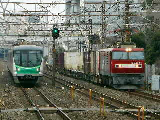 macchan_prin's tweet photo. ２月２７日。貨物列車とメトロ車の並走シーンって、イイね♪的なＪＯＢＡＮ。  続きは、ブログで…。→ https://t.co/FnhmeYj1pA  #撮り鉄 #常磐線 #EF65 #Easti-E #HD300 #北松戸 #金町 https://t.co/Lwck3wzv1S