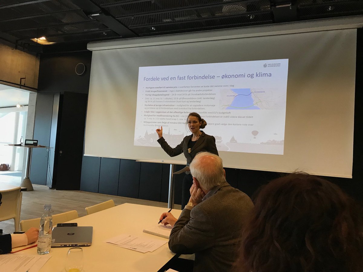 #dktrp Med udsigt over Øresund sidder <a href="/Vejdirektoratet/">Vejdirektoratet</a> med vores svenske kollegaer og interessenter på begge sider af Sundet og drøfter, hvilke gevinster vi kan få med en tunnel mellem Helsingør og Helsingborg. Det er input til den strategiske analyse, vi skal afrapportere i 2020