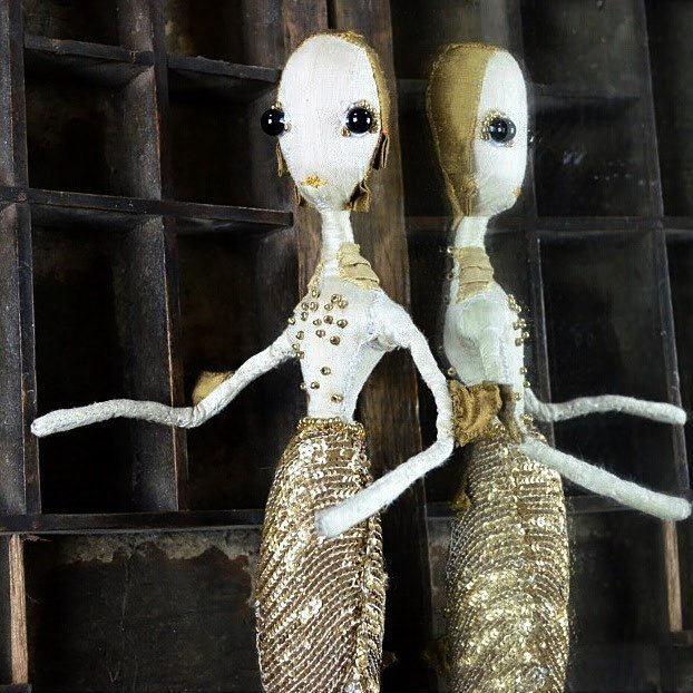 GildedCreatureA's tweet photo. How mornings feel ✨
.
.
#mermaid #mermaiddoll #artdoll #artistdoll #sequin #golden #gills #reflection #printtray #handsewn #textilesculpture https://t.co/NPSyXZtke0 https://t.co/81cYDNDVRF