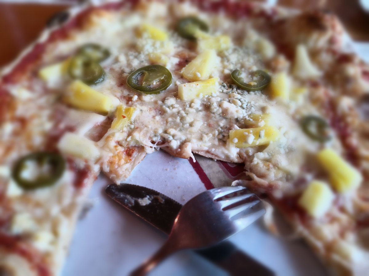 tosentti's tweet image. No nyt. #Rosso #pitsa #lounas #ananas #sinihomejuusto #jalapeno