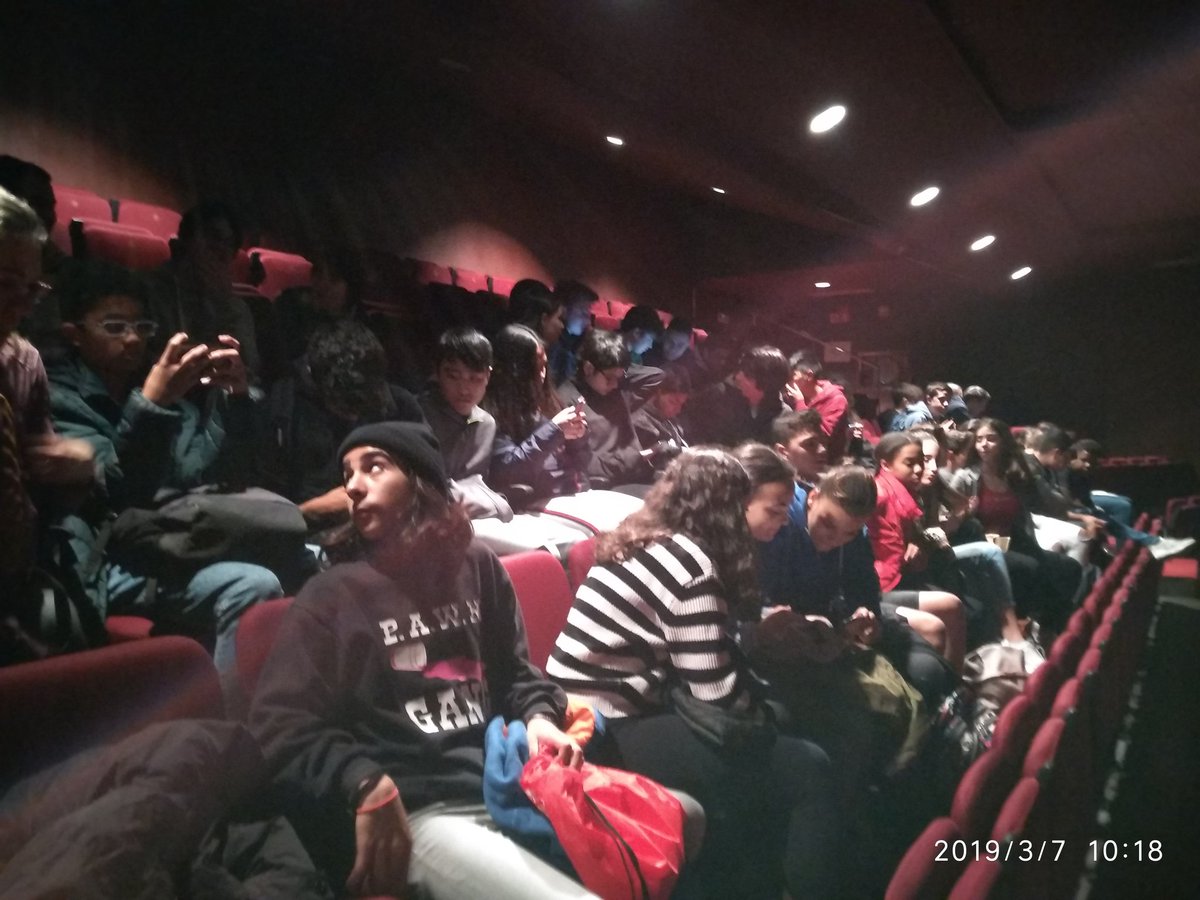 InsPauClaris's tweet photo. L'alumnat de 3r d'ESO esperant el començament del musical 'El despertar de la primavera' al Teatre Victoria. #projecteMusical https://t.co/rKFn02Riue