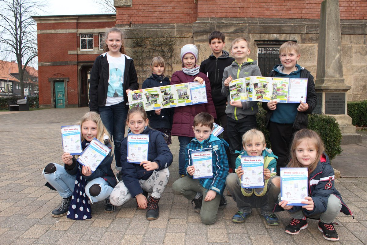 SeesenStadt's tweet photo. Jippieh! Unsere Stadt hat einen eigenen Kinder-Reiseführer 😃 #Kinder #stadtseesen #fensterzumharz #stolz #dankbar https://t.co/mkttuoqe7h https://t.co/D10jhwoGiJ