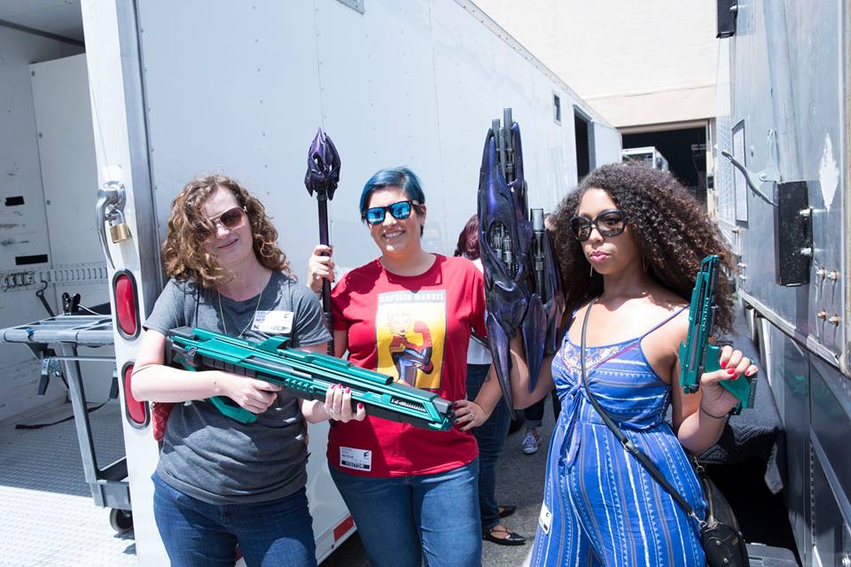 honeyandlimeco's tweet photo. Ok so that one time I was in Los Angeles, I went on the set of #CaptainMarvel and kinda met @BrieLarson and @SamuelLJackson - right in the middle of the movie set! @CaptainMarvel is in theaters 3/8, more photos from the set: https://t.co/cVCoqAJvEN #InfinityWarEvent https://t.co/cuElVvP2Vz