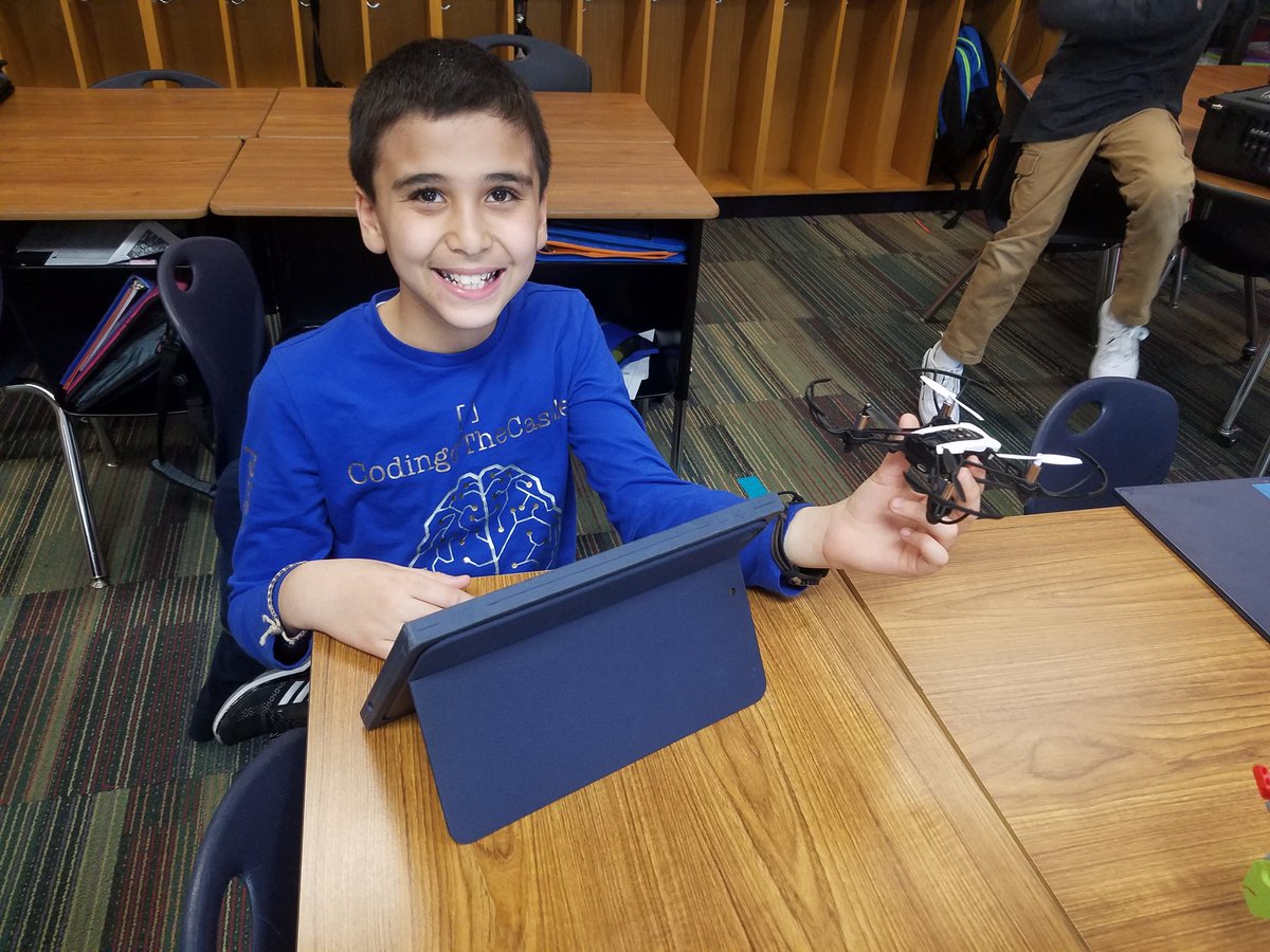 MrsPruenteCCE's tweet image. Robot Day at coding club! 
Even adding an extra half hour didn&apos;t give us all the time we wanted... drones,  spheros and meebots OH MY!
@CastlemanCreek 
@MISDFoundation Thank you for our coding grant! 
#codingatthecastle 
#thisismidway 
#thisiscce 
@JIMURobot 
@Sphero