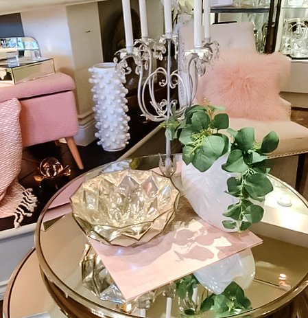 These soft pinks continue to trend this season. A playful way to spring into the next season.
#playfulpink #pinkdecor #pinkaccents  #softpink #blush #colourtrends #interiordesign #homedecor #homedecortrends #springdecor #springcolours🌸