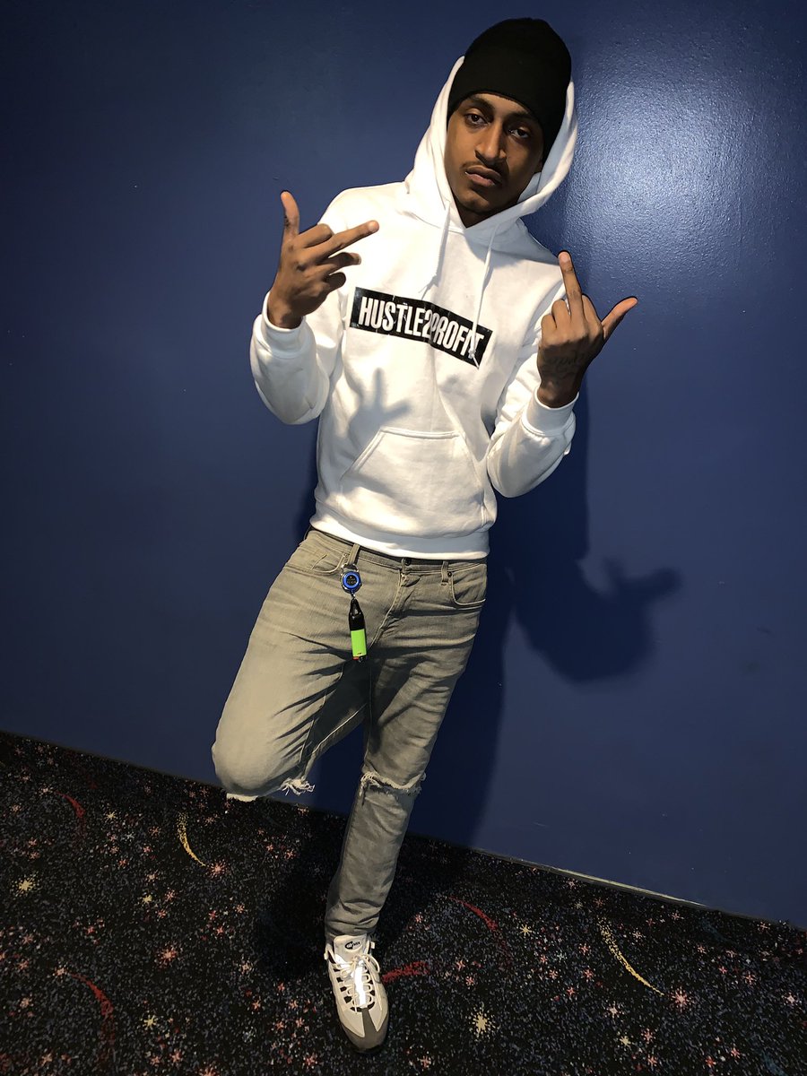 SG4l4's tweet photo. I told em im dying with it 🗣I never change up they say how I’m living that I need to wake up🥶I’m slinging that iron with it they a never frame🖼us they want me dead💀but I ain’t scared😱I got my change up ✨ #TheyScreamingOutMurderTheyGottaTakeMySoul🗣🌪#FreeDaGang⛓#RedRumBoys https://t.co/12jzOiM8Wc