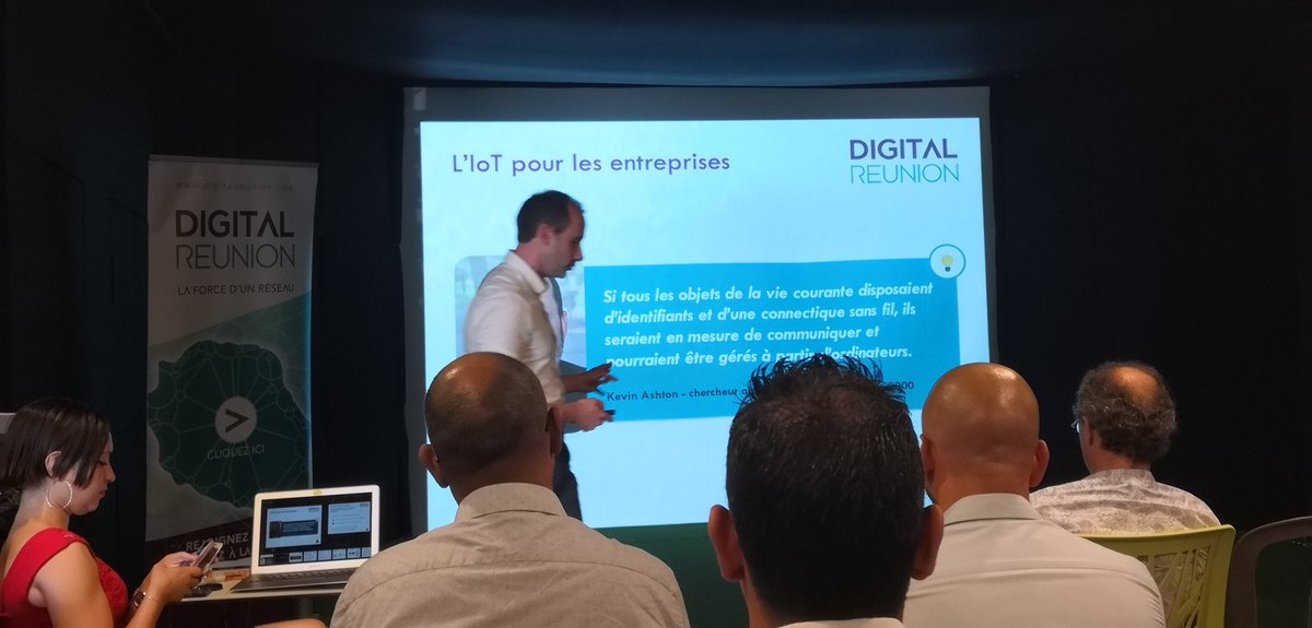 IOConnect_re's tweet photo. Présentation de l'#IoT pour le @B2B pour notre ingénieur d'affaires Vincent Gaillard. @IOConnect_re  👌 https://t.co/iipMitqwa2