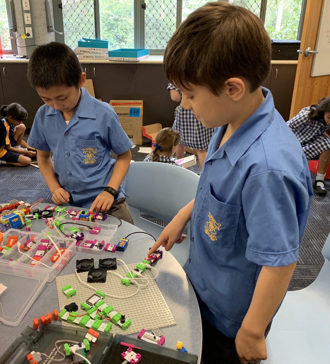 OlorWaitara's tweet photo. Lots of busy designers at lunchtime STEM Club today. https://t.co/QWmjbLriHj