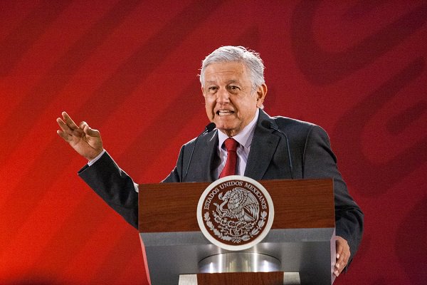 #México El Presidente AMLO anunció que ya se encuentran disponibles sus conferencias matutitas en la platoforma Spotify.
A través de un breve mensaje en su cuenta de Twitter, el Presidente informó que las conferencias mañaneras se encuentra disponibles vía streaming.