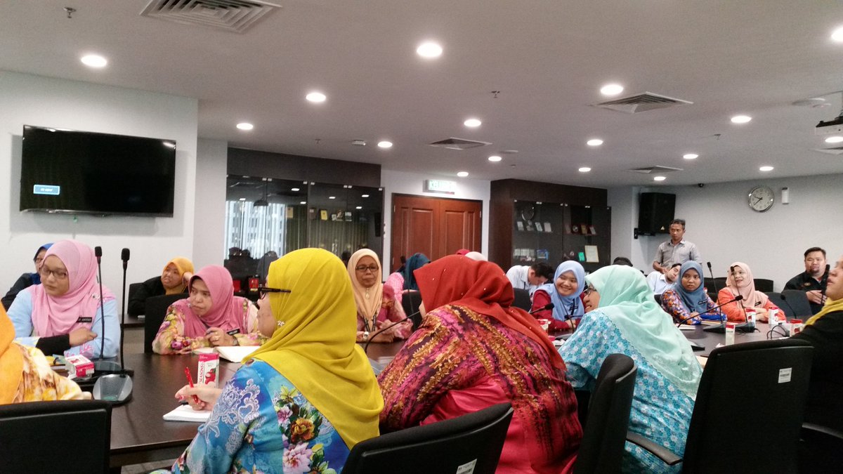 JKRKualaLumpur's tweet photo. Tuan Pengarah @JkrklWp mengadakan satu perjumpaan bersama warga BPKS @JKRKualaLumpur. Antara amanat Tuan Pengarah adalah bekerjalah seperti satu keluarga, berintegriti dan sentiasa melontarkan senyuman.
@JKRMalaysia
#TogetherWeDeliver
#workasafamily👍👍👍
#SayangiMalaysiaku https://t.co/SMJeifsLfC