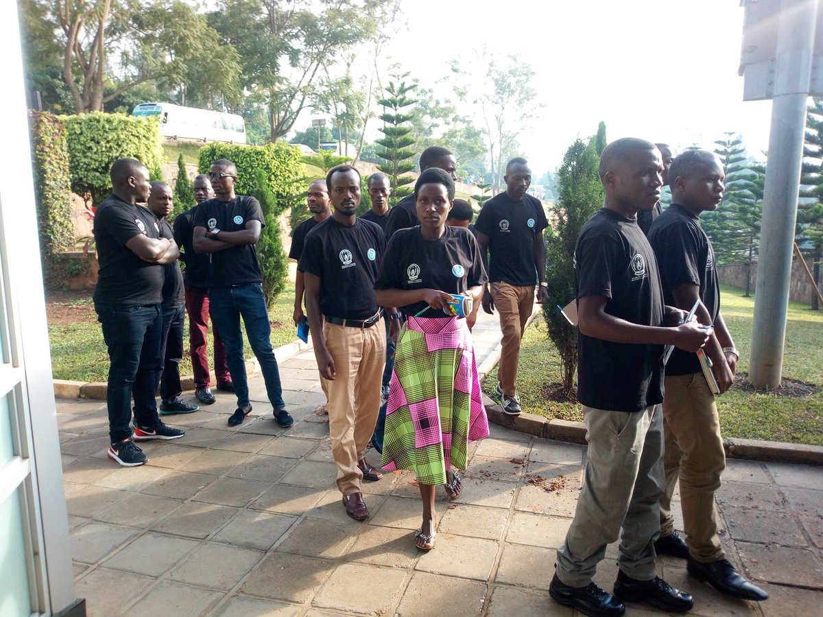 SimbarikureT's tweet photo. Urubyiruko 90 rwa Nyamasheke rutangiye gahunda ya " Rubyiruko Menya Amateka Yawe" bagana ku Rwibutso rwa Jenoside yakorewe Abatutsi. Bameze neza! https://t.co/wmFps0umu4