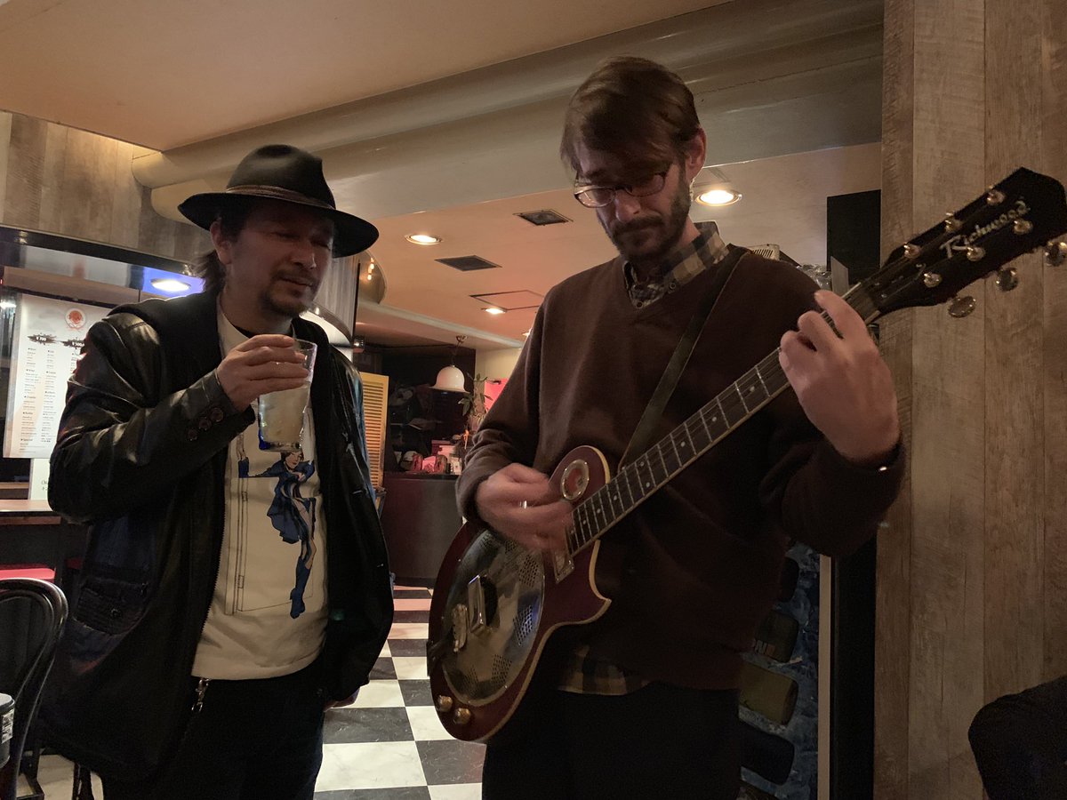 takuyafukushima's tweet photo. プレイルームの聖地オイランでギター弾くモダンラブのあの人とプレイルームって名前のカクテル飲みながら遊んだのは数週間前
今は長野で両方とも上映中
映画は旅で、パーティだ

相生座ロキシーにてご鑑賞ください https://t.co/HTSEMcF9to