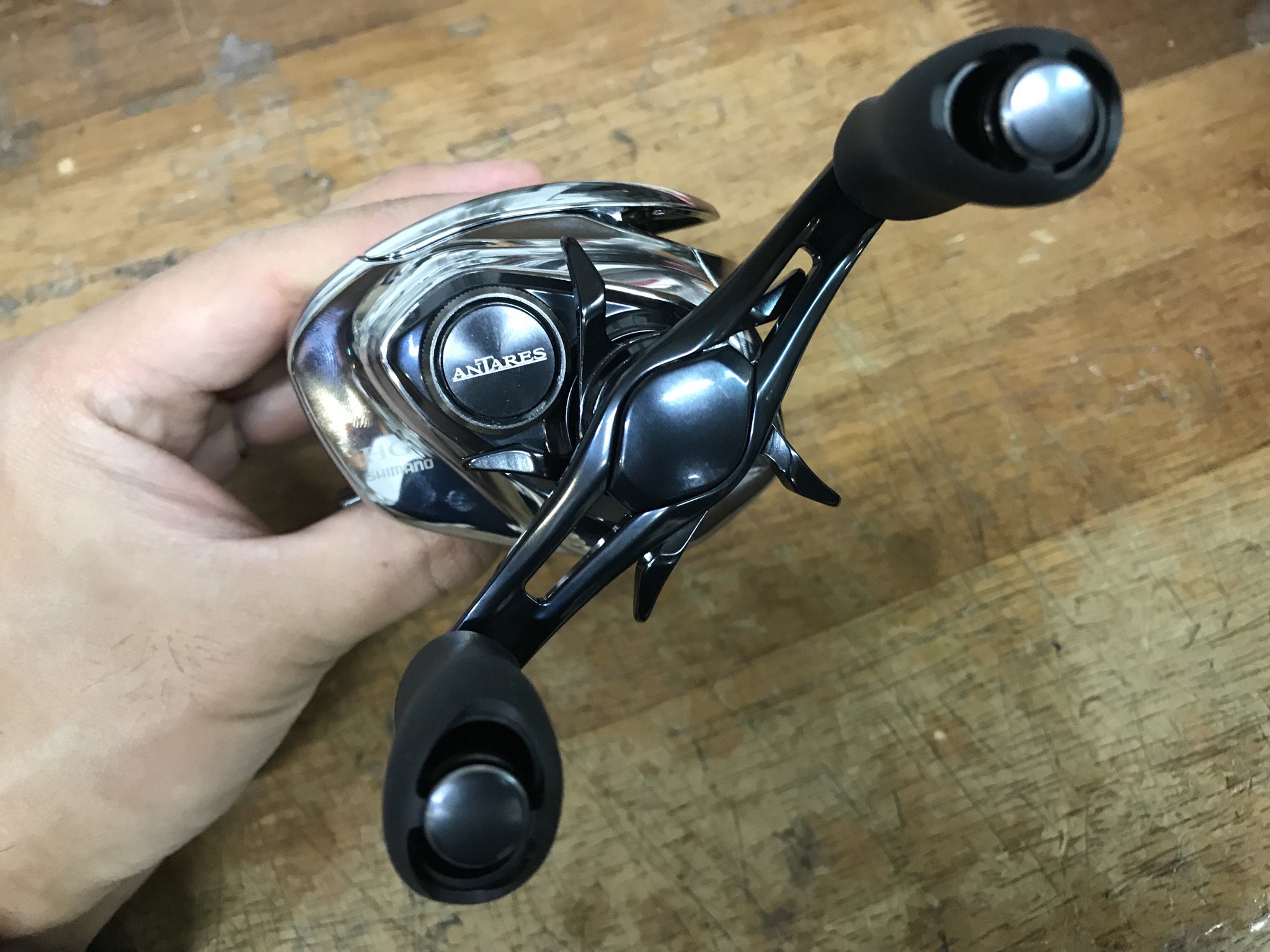 Lunker S ランカーズクシロ Twitterissa シマノ アンタレスhg 入荷です 本当に小さい サムレスト リール 上部のパーツ が以前より凹んでいてパーミング時に手にすっぽりフィットします 手の小さい方々にも有難い仕様です 相変わらず ピッカピカのジッポー