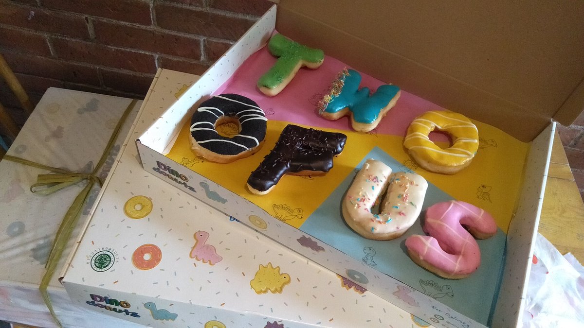 louist_id's tweet photo. @Louis_Tomlinson, these cutie donuts will sent to some radios so they will have donut party to celebrate Two Of us!  We so excited!! 
#TwoOfUs #LouisTomlinson https://t.co/6tFwWjvRQ5