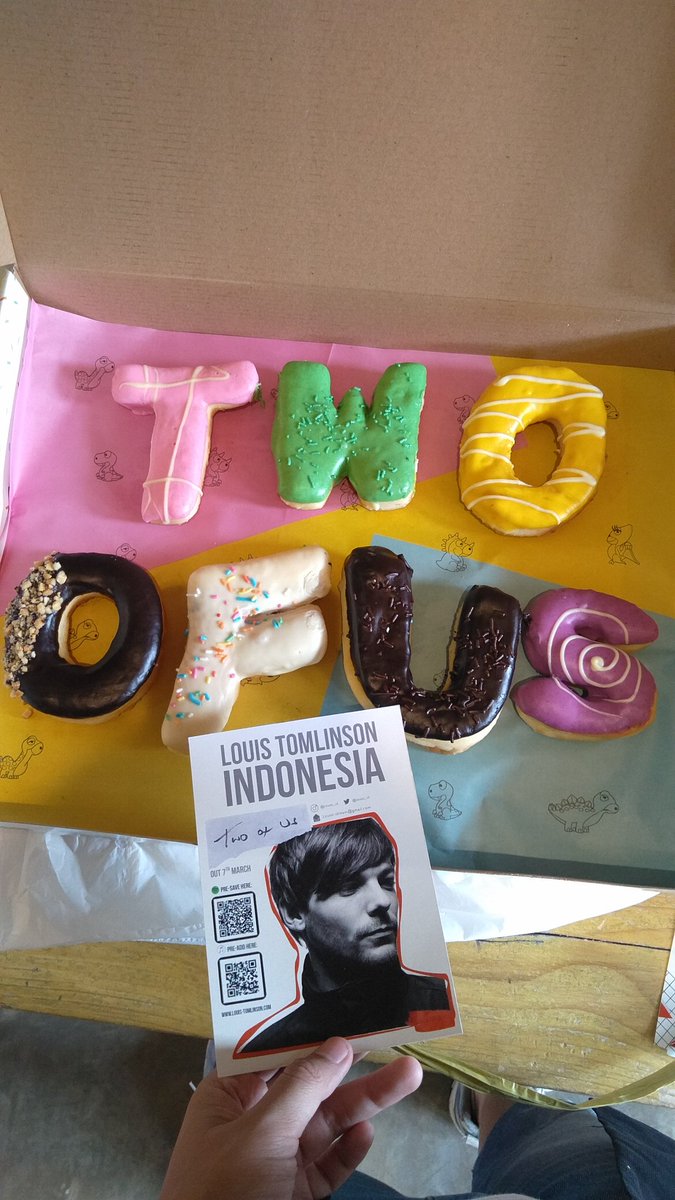 louist_id's tweet photo. @Louis_Tomlinson, these cutie donuts will sent to some radios so they will have donut party to celebrate Two Of us!  We so excited!! 
#TwoOfUs #LouisTomlinson https://t.co/6tFwWjvRQ5