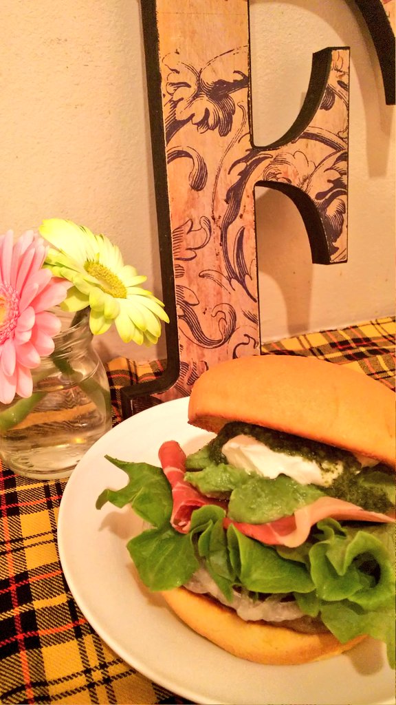 FB_tomigaya's tweet photo. 🌸NEW🌸
🍔🥑アボカド生ハムバーガー🥑🍔
@nikoand さんとのコラボバーガーです‼️😃✨

クリーミーなサワークリーム、ジェノバソースの香りが生ハム、アボカドと合わさってとっっっても美味でした‼️‼️✨✨

春のお供にいかがでしょう❓️😃🌸

#フレッシュネス
#春 #spring
#生ハム #アボカド https://t.co/QiBnsmx4AN