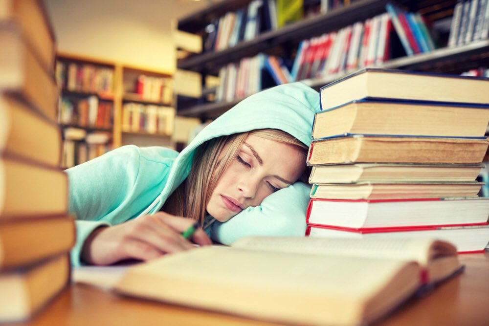 Sınav öncesi hazırlık süreci çocuklar kadar veliler için de endişe vericidir. Çocuğu sınavlara hazırlanan velilere öneriler yapan konunun uzmanları kaygı duygusunun kontrol altına alınabilmesini sağlar. Devamı => mavimenekse.com/egitim/cocugu-… #sınavlarahazırlık #sınavzamanı #kadınmoda