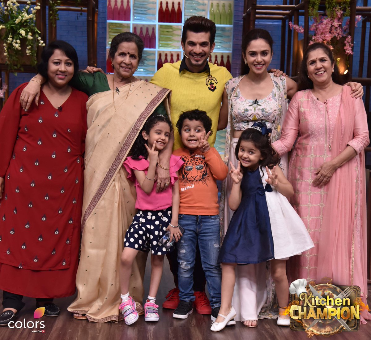 All smiles in the kitchen! Watch Usha tai and @AmrutaOfficial cook it off against each other on #KitchenCHampion today at 1:30 PM. @Thearjunbijlani