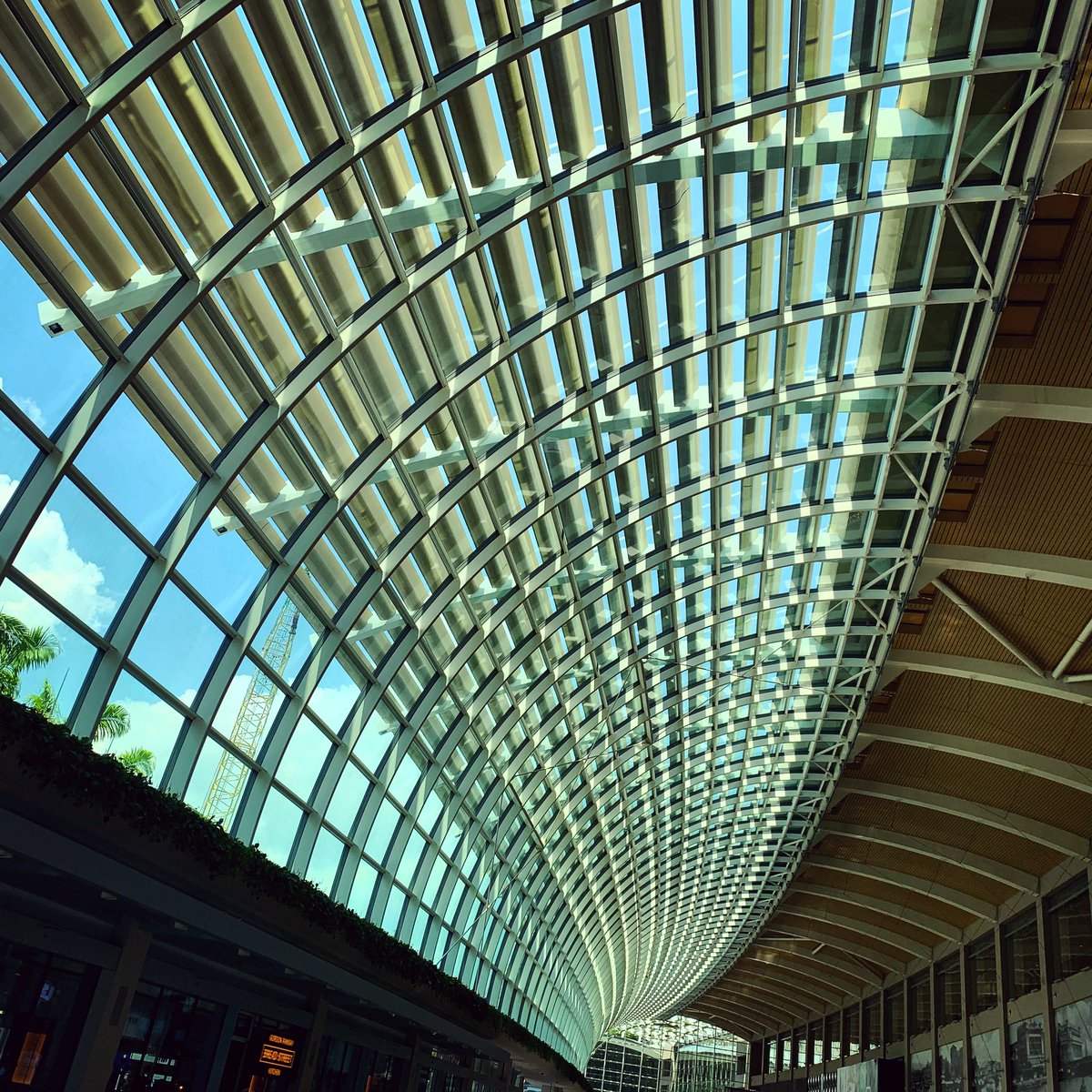 tweetadithya's tweet photo. Without perspective, even parallel lines appear to converge!! 📐 #PunIntended #MarinaBayShoppe #iPhoneXsClick #SingaporeScenes https://t.co/8PykdextOR