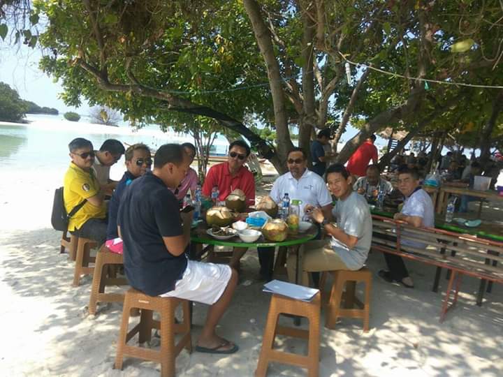 kbknews.id/2019/03/06/war…

m.rri.co.id/jakarta/post/b…

metro.tempo.co/amp/1182696/ne…

Infonya proses ijin perampasan laut Pulau Pari sekitar 200 hektar ada campur tangan Cawapres ini, waktu msih menjabat wagub. Infonya sih dari pihak kelurahan. Poto sebelum di lantik.
#savepulaupari