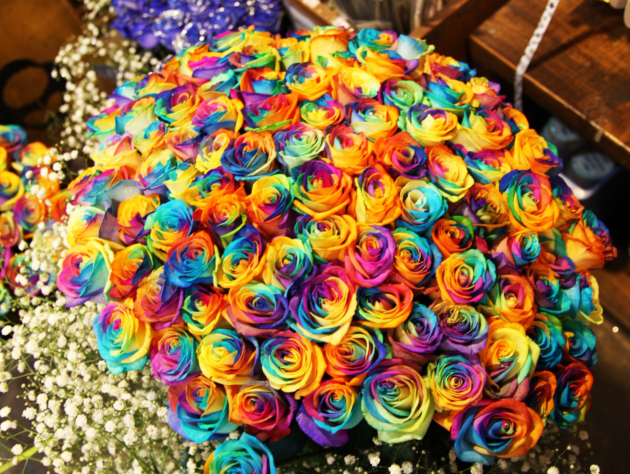 ローズショップ 108本の薔薇の花束で愛の告白 レインボーローズの花言葉は 奇跡 T Co 9hzi8h5gvf プロポーズの花束 プロポーズ 100本の薔薇 花言葉