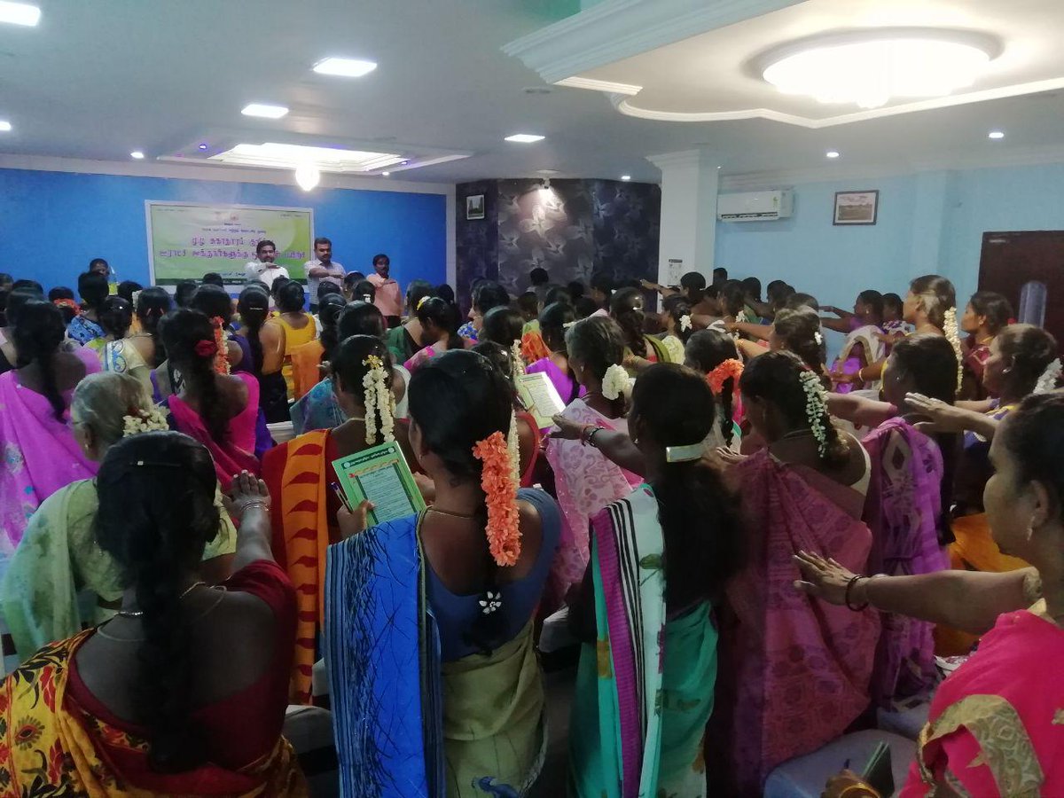 SwachhVellore's tweet photo. Project Director,DRDA,Vellore Dt. &amp; Project Director, TNSRLM,Vellore Dt. handed over Hand Book on Sanitation to District Level Trainers. Sanitation Pledge taken by Dt.level trainers/Motivators @TNSanitation @paramiyer_ @glpathy2011 https://t.co/lxd8bL71j5