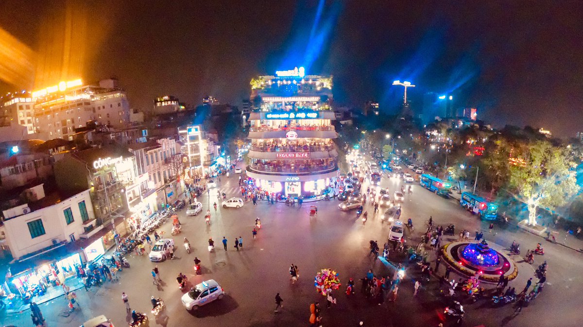 New country new chapter new story 🇻🇳
#expeditionmusic #expeditionmusicasia #traveller #hanoi #hanoioldquarter #vietnam #asia #rooftopbar #nightlife #travelexperience #aroundtheworld ✨
