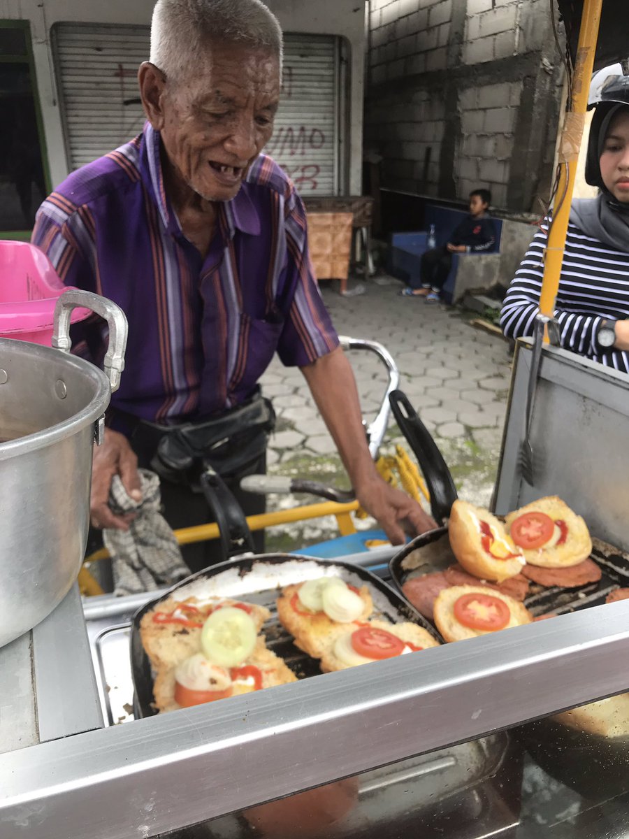 backtochann's tweet photo. Guys bantu rt ya
Yang domisili jogja bisa bantu mbahnya beli dagangannya. Mbahnya jualan burger. Hari ini beliau jualan daerah ngaglik. Tadi mbahnya mau naik tapi katanya gak kuat. Biasanya mbahnya muter2 daerah ugm https://t.co/d8UyD7Ihrr